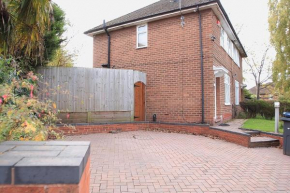 Comfy Birmingham Retreat, Sleeps 6 max, Free Parking, Suitable for Corporate Guests, Contractors, Group, and Families Relocating- 2ndhomestays Erdington